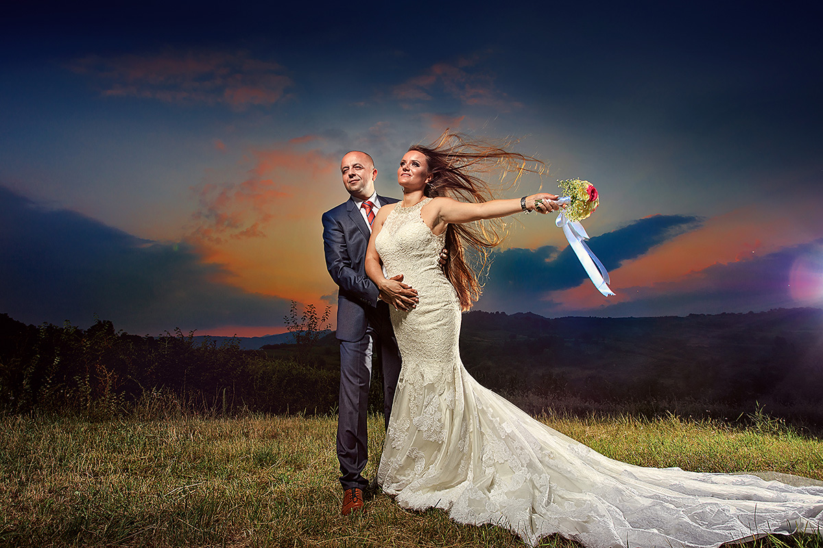 Braut und Bräutigam Brautvorbereitungen Brautporträts im Freien Hochzeitsportraits Glamouröse Brautfotografie Romantische Brautfotos Natürliches Braut-Shooting