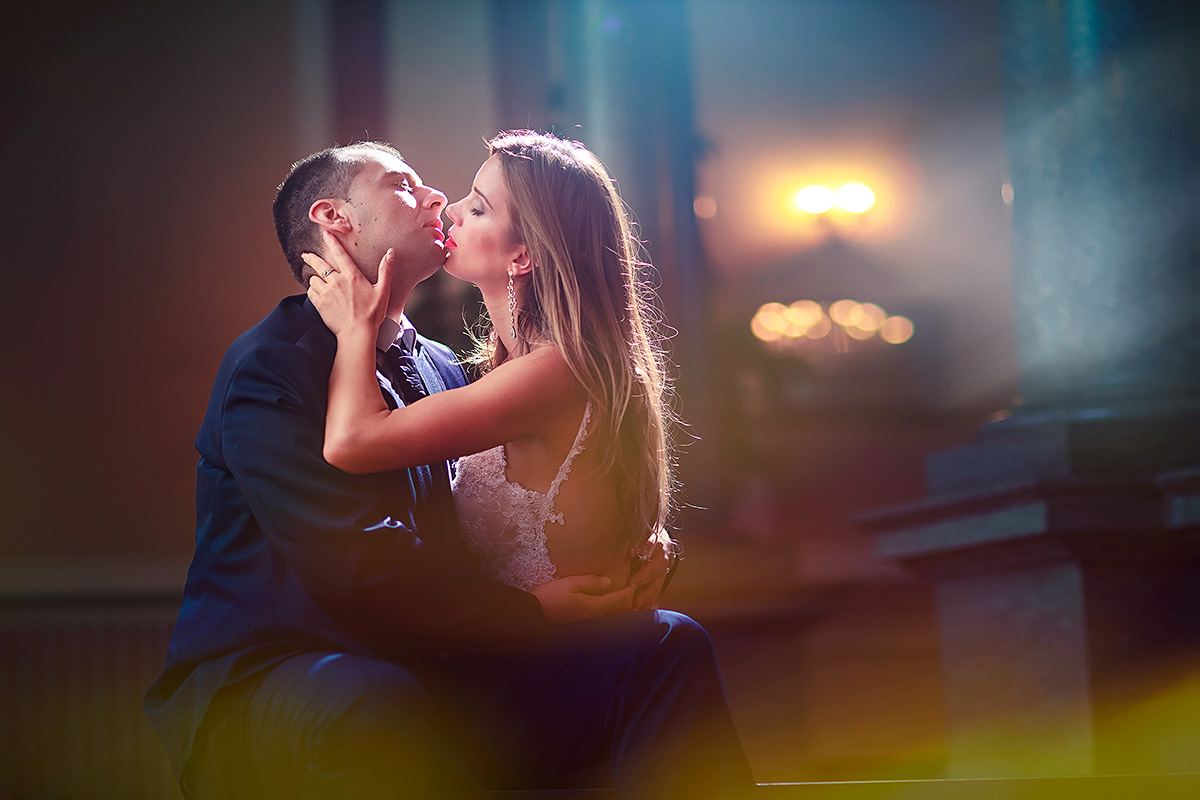 Elopements in Deutschland: Eine romantische Flucht zu atemberaubenden Zielen
In den letzten Jahren sind Elopements – das heimliche Heiraten zu zweit – eine immer beliebtere Wahl für Paare geworden, die eine intimere und persönlichere Möglichkeit suchen, ihre Liebe zu feiern. Die Idee, an einem abgelegenen Ort die Gelübde auszutauschen, fernab des Trubels einer traditionellen Hochzeit, hat heute eine neue Bedeutung. Moderne Elopements stehen für das Schaffen bedeutungsvoller Erinnerungen, ohne den Stress und die Komplexität einer großen Feier. Deutschland mit seiner reichen Geschichte, malerischen Landschaft und charmanten Locations bietet den perfekten Hintergrund für Paare, die sich trauen möchten.

Warum ein Elopement in Deutschland wählen?
Deutschland bietet eine Vielzahl von einzigartigen, romantischen und historischen Orten, die ideal für ein Elopement sind. Ob es ein Schloss am Rhein, ein stiller Wald an einem Bergsee oder die lebendigen Straßen Berlins sind – Deutschland hat alles zu bieten. Hier sind einige Gründe, warum Paare sich für ein Elopement in diesem schönen Land entscheiden:

Vielfältige und malerische Locations: Vom märchenhaften Schloss am Rhein bis hin zu den charmanten Dörfern in Bayern bietet Deutschland eine Vielfalt an atemberaubenden Landschaften, die das perfekte Hintergrundbild für ein Elopement darstellen. Egal, ob man die Natur, Geschichte oder urbanen Charme bevorzugt – hier findet jedes Paar den idealen Ort, um sich das Ja-Wort zu geben.

Reiche Geschichte und Kultur: Deutschland ist ein Land mit einer tief verwurzelten kulturellen Geschichte. Paare können in einem historischen Schloss heiraten, vor einer jahrhundertealten Kirche oder in einer modernen Stadt, die traditionellen Charme mit zeitgenössischer Eleganz vereint. Diese Orte und Traditionen fügen dem Elopement eine besondere Bedeutung hinzu.

Stressfreie Planung: Elopements basieren auf Einfachheit. In Deutschland ist es möglich, an verschiedenen Orten und Locations gesetzlich zu heiraten, viele Städte und Gemeinden bieten speziell auf intime Zeremonien ausgebildete Standesbeamte an. Mit weniger Gästen und einem weniger komplexen Planungsprozess können sich Paare ganz auf das Wesentliche ihrer Hochzeit konzentrieren.

Erschwinglichkeit: Im Vergleich zu großen Hochzeiten sind Elopements oft kostengünstiger. In Deutschland bedeutet dies, dass Paare in hochwertige Fotografie, atemberaubende Locations und unvergessliche Erlebnisse investieren können, ohne die hohen Kosten einer traditionellen Hochzeit.

Privatsphäre und Intimität: Der Hauptvorteil eines Elopements ist, dass Paare sich auf ihre Liebe konzentrieren können, ohne Ablenkungen. In Deutschland können Paare abgelegene oder intime Orte wählen, um ihre Zeremonie abzuhalten – sei es nur zu zweit oder mit wenigen engen Freunden und Verwandten.

Top-Locations für Elopements in Deutschland
Deutschland bietet eine Vielzahl spektakulärer Orte für ein unvergessliches Elopement. Hier sind einige der beliebtesten Locations, an denen Paare ihre Gelübde ablegen:

Schloss Neuschwanstein, Bayern: Oft als das "Märchenschloss" bezeichnet, ist Neuschwanstein der Traumort für Paare, die eine majestätische und romantische Kulisse suchen. Im bayerischen Alpengebirge gelegen, bietet dieses Schloss atemberaubende Ausblicke und eine magische Atmosphäre, die perfekt für den Austausch von Gelübden ist.

Rheintal: Das Rheintal, gespickt mit malerischen Städten, Weinbergen und romantischen Schlössern, ist eine der schönsten Regionen Deutschlands. Paare können in einem mittelalterlichen Schloss heiraten oder auf einem Boot entlang des malerischen Rheins elopieren – eine einzigartige und bildschöne Erfahrung.

Bodensee: Der Bodensee, ein malerischer Süßwassersee im Süden Deutschlands, bietet eine ruhige Umgebung mit Panoramablicken auf die Alpen. Paare können ihre Gelübde am Ufer ablegen, eine Bootsfahrt genießen oder in den charmanten Städten, die den See säumen, elopieren.

Schwarzwald: Für naturverbundene Paare bietet der Schwarzwald eine friedliche und intime Kulisse. Mit seinen üppigen grünen Wäldern, sanften Hügeln und malerischen Dörfern ist diese Region der ideale Ort für ein ruhiges und romantisches Elopement. Ob in einer rustikalen Hütte im Wald oder auf einem Gipfel mit Aussicht, der Schwarzwald ist ein verstecktes Juwel für eine unvergessliche Zeremonie.

Berliner Wahrzeichen: Für Paare, die eine Mischung aus Romantik und urbanem Stil suchen, bietet Berlin die perfekte Wahl. Diese lebendige Stadt ist voll von modernen und historischen Locations, darunter das Brandenburger Tor, historische Kirchen und angesagte Rooftop-Bars mit atemberaubendem Ausblick. Ein Elopement in Berlin bedeutet, die Möglichkeit zu haben, in einer Stadt voller Energie und Kultur zu feiern.

Romantische Straße: Die Romantische Straße ist eine malerische Route durch Süddeutschland, die mit charmanten mittelalterlichen Städten, Schlössern und atemberaubenden Landschaften gespickt ist. Paare können in einer dieser idyllischen Städte heiraten, wie zum Beispiel in Rothenburg ob der Tauber oder Dinkelsbühl, wo Kopfsteinpflasterstraßen und märchenhafte Architektur die perfekte Kulisse für eine magische Zeremonie bieten.

Planung eines Elopements in Deutschland
Die Planung eines Elopements in Deutschland ist relativ einfach, und Paare können sich auf eine intime und personalisierte Erfahrung konzentrieren. Hier sind einige Schritte, die Ihnen helfen können:

Rechtliche Anforderungen: In Deutschland ist eine standesamtliche Zeremonie erforderlich, um Ihre Ehe rechtlich zu besiegeln. Paare können an verschiedenen Orten, einschließlich städtischer Hallen, Schlössern und anderen besonderen Locations, heiraten. Viele Städte bieten Standesbeamte an, die Zeremonien auch in Englisch oder anderen Sprachen durchführen. Stellen Sie sicher, dass Sie die rechtlichen Anforderungen überprüfen und die nötigen Termine im Voraus buchen.

Fotografen buchen: Da es bei einem Elopement vor allem darum geht, intime Momente festzuhalten, ist es wichtig, einen professionellen Fotografen zu engagieren. Viele Fotografen haben sich auf Elopements spezialisiert und können Ihnen helfen, die perfekten Orte für atemberaubende Fotos zu finden. Ob in einem Schloss, einem Wald oder am Ufer eines Sees – ein Fotograf wird Ihnen helfen, die Schönheit und Emotionen Ihres Tages festzuhalten.

Outfit und Stil: Eines der besten Dinge an einem Elopement ist die Freiheit, das zu tragen, in dem Sie sich am wohlsten fühlen. Viele Paare entscheiden sich für einen entspannten Stil, aber wenn ein Hochzeitskleid oder Anzug Teil Ihres Traums ist, bietet Deutschland viele Boutiquen und Designer, die Ihre Vision verwirklichen können.

Unterkünfte: Ob Sie in einem luxuriösen Schloss, einem gemütlichen Airbnb in einem malerischen Dorf oder in einem Boutique-Hotel in einer Stadt übernachten möchten, Deutschland bietet eine Vielzahl von Unterkunftsmöglichkeiten. Einige Locations bieten sogar Elopement-Pakete an, die nicht nur die Zeremonie, sondern auch Ihren Aufenthalt umfassen.

Reiseüberlegungen: Deutschland ist gut mit dem Zug und dem Flugzeug verbunden, was das Reisen im Land einfach macht. Wenn Sie in einem abgelegeneren Gebiet heiraten möchten, sollten Sie überlegen, ein Auto zu mieten, um die Umgebung in Ihrem eigenen Tempo zu erkunden.

Fazit: Elopements in Deutschland
Deutschland ist ein außergewöhnliches Ziel für Paare, die auf romantische und bedeutungsvolle Weise heiraten möchten. Vom märchenhaften Schloss bis zu ruhigen Seen und lebendigen Stadtlandschaften gibt es für jedes Paar den idealen Ort, um ihre Liebe zu feiern. Ob Sie Privatsphäre, Abenteuer oder ein kulturelles Erlebnis suchen, ein Elopement in Deutschland bietet endlose Möglichkeiten, um wunderschöne Erinnerungen zu schaffen. Warum also nicht „Ja“ sagen in einem der romantischsten Länder Europas und die atemberaubenden Landschaften und die reiche Geschichte Deutschlands als Kulisse für Ihren perfekten Tag nutzen?